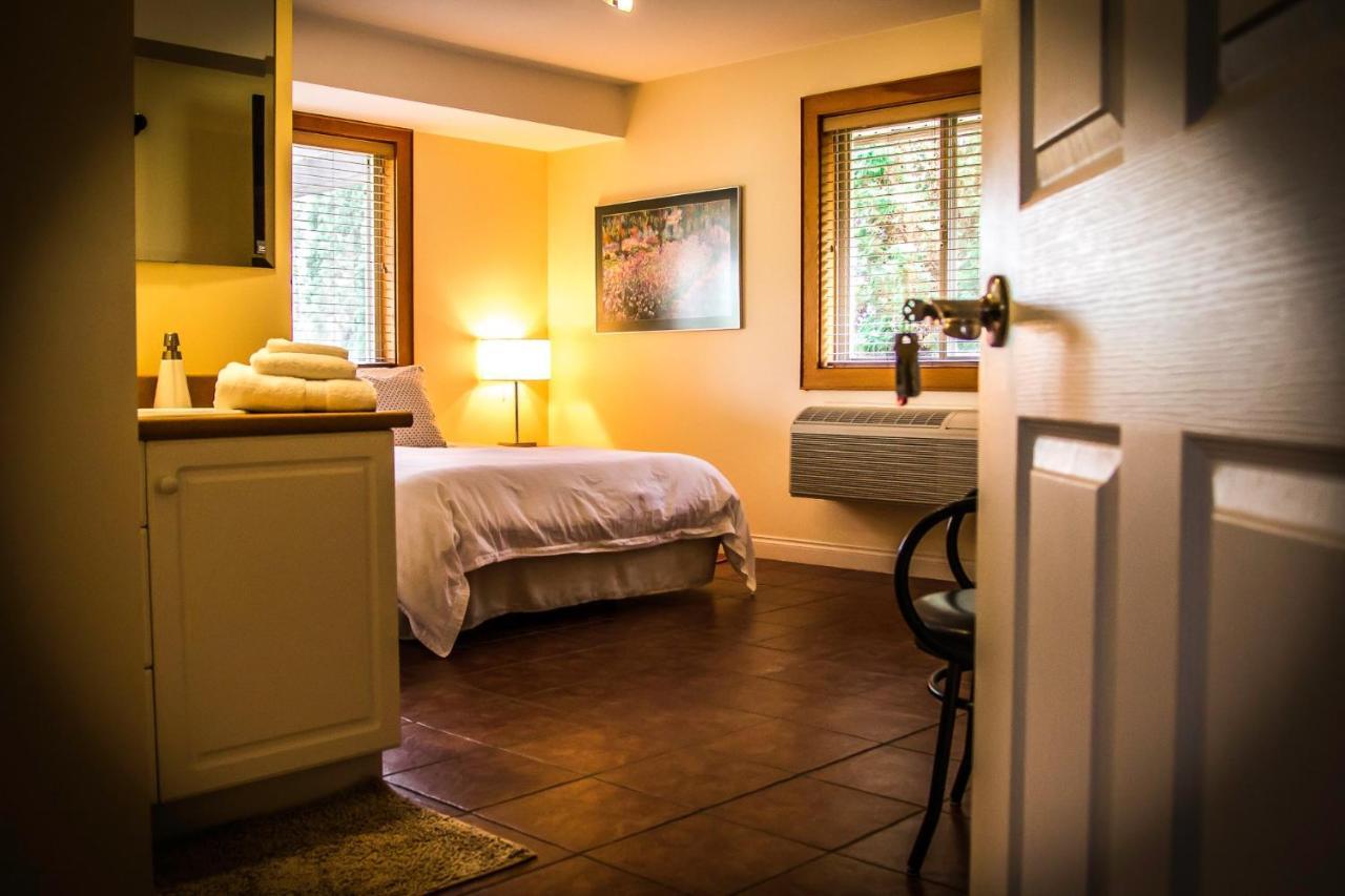 All Seasons Bed & Breakfast Bed and Breakfast Kelowna Buitenkant foto